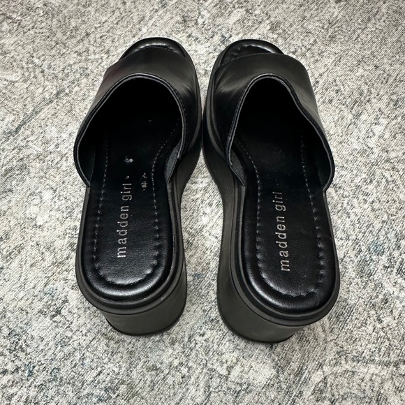 🆕 Madden Girl Wiindy Wedge Size 6 - Picture 2 of 5